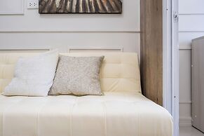 Chic Studio With Balcony & City View Near Airport