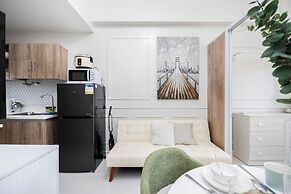 Chic Studio With Balcony & City View Near Airport