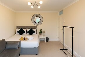 2 Bed Apartment - Sleeps 4 - Parking - Wifi