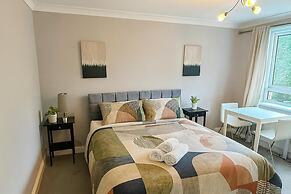 2 Bed Apartment - Sleeps 4 - Parking - Wifi