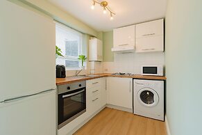 2 Bed Apartment - Sleeps 4 - Parking - Wifi
