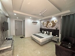 Paramhans Hotel