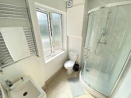 Cozy Croydon Apartment With Central Heating & Free Parking