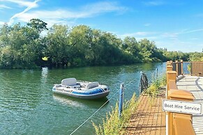 Thames Mansion - River View