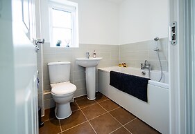 Spacious 4Bd Home With Patio Garden, Bbq & Parking