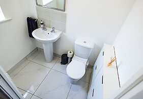 Spacious 4Bd Home With Patio Garden, Bbq & Parking