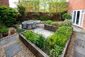 Spacious 4Bd Home With Patio Garden, Bbq & Parking