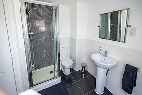 Spacious 4Bd Home With Patio Garden, Bbq & Parking