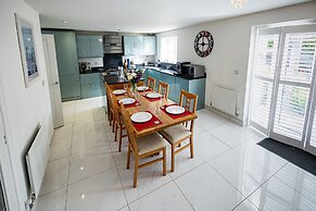 Spacious 4Bd Home With Patio Garden, Bbq & Parking