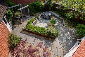 Spacious 4Bd Home With Patio Garden, Bbq & Parking