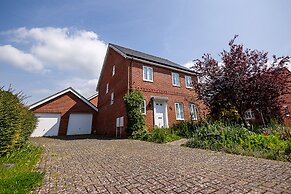 Spacious 4Bd Home With Patio Garden, Bbq & Parking