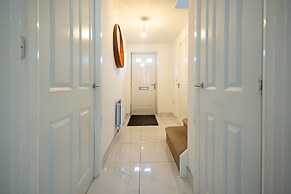 Spacious 4Bd Home With Patio Garden, Bbq & Parking