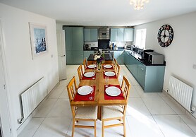 Spacious 4Bd Home With Patio Garden, Bbq & Parking