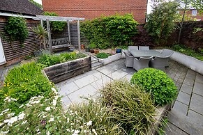 Spacious 4Bd Home With Patio Garden, Bbq & Parking