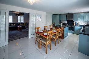 Spacious 4Bd Home With Patio Garden, Bbq & Parking
