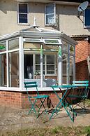 Cosy Homely House With Conservatory And Garden