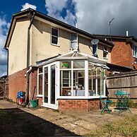 Cosy Homely House With Conservatory And Garden