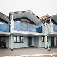 Seaside 3Bd Retreat With Balcony & Stunning Views