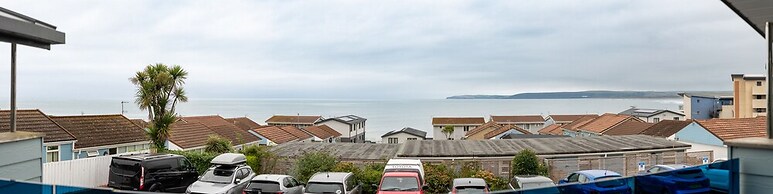 Seaside 3Bd Retreat With Balcony & Stunning Views