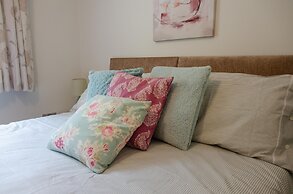 Modern 2-Bed Flat In Tavistock Centre