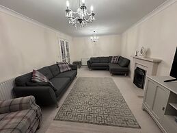 Spacious 4Bd House With Character In Coventry