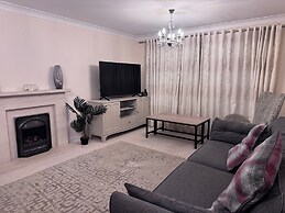 Spacious 4Bd House With Character In Coventry