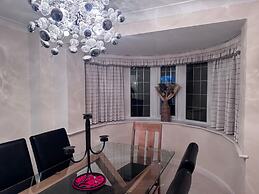 Spacious 4Bd House With Character In Coventry