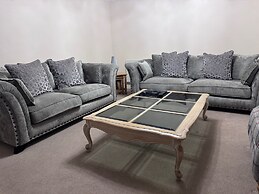 Spacious 4Bd House With Character In Coventry