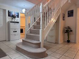 Spacious 4Bd House With Character In Coventry