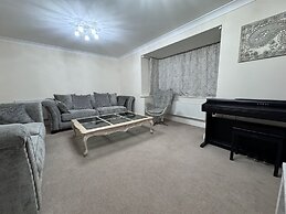 Spacious 4Bd House With Character In Coventry