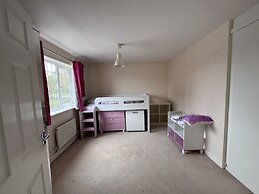 Spacious 4Bd House With Character In Coventry