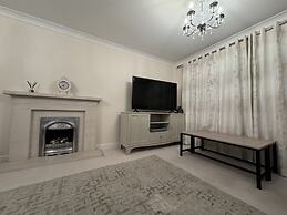 Spacious 4Bd House With Character In Coventry