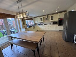 Spacious 4Bd House With Character In Coventry