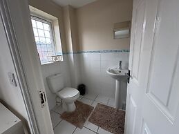 Spacious 4Bd House With Character In Coventry