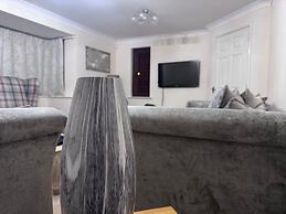 Spacious 4Bd House With Character In Coventry
