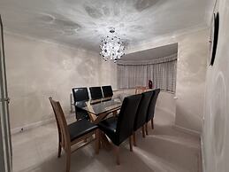 Spacious 4Bd House With Character In Coventry