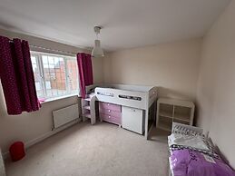 Spacious 4Bd House With Character In Coventry