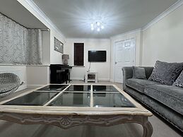 Spacious 4Bd House With Character In Coventry