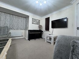 Spacious 4Bd House With Character In Coventry