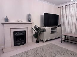 Spacious 4Bd House With Character In Coventry