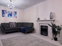 Spacious 4Bd House With Character In Coventry