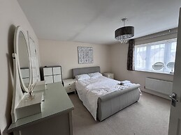 Spacious 4Bd House With Character In Coventry