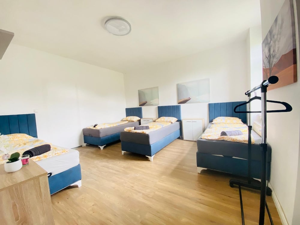 Spacious 4BR for 15 & 15 Min to Danube