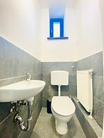 Spacious 4BR for 15 & 15 Min to Danube