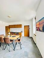 Spacious 4BR for 15 & 15 Min to Danube