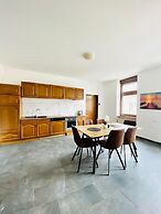 Spacious 4BR for 15 & 15 Min to Danube