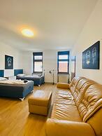 Spacious 4BR for 15 & 15 Min to Danube