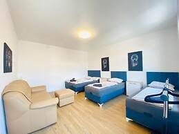 Spacious 4BR for 15 & 15 Min to Danube