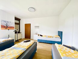 Spacious 4BR for 15 & 15 Min to Danube