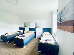 Spacious 4BR for 15 & 15 Min to Danube